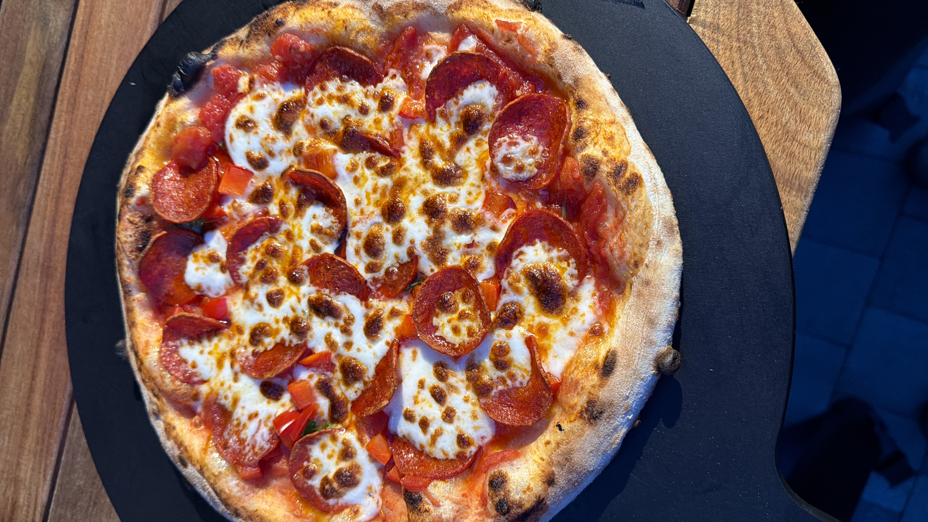 Vers gebakken pizza op een pizzasteen